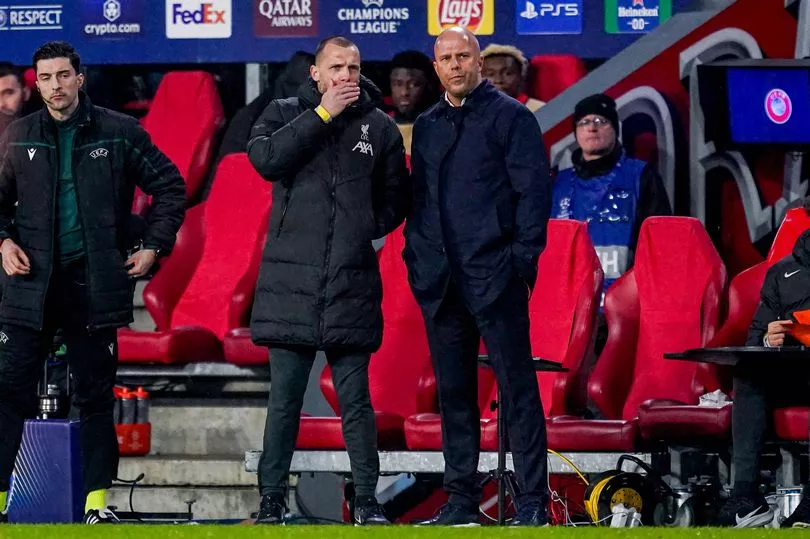 1_GettyImages-2196006454 Arne Slot heeft al een oordeel uitgesproken over het vertrek van John Heitinga van Liverpool naar de baan bij Ajax