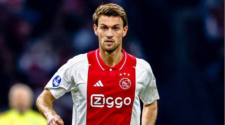 LAATSTE NIEUWS: Ik weet dat ik fout zat met die gele kaart die ik tegen Sparta kreeg, in het leven gebeuren fouten, maar de mate waarin Ajax-fans mijn DM overspoelen met levensbedreigende berichten laat zien dat mijn diensten hier niet langer nodig zijn", onthult Daniele Rugani de berichten die fans tot nu toe naar zijn DM hebben gestuurd