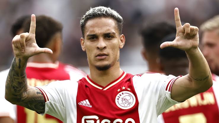 HIJ KOMT NAAR HUIS: Ajax realiseert sensationele transfercoup terwijl Antony emotioneel terugkeert naar...lees meer